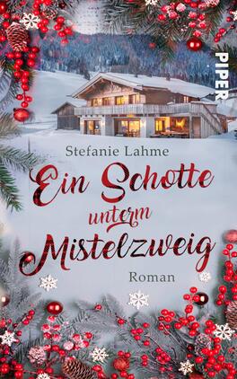 Ein Schotte unterm Mistelzweig Das Buchcover zeigt eine winterliche Landschaft mit einem Holzhaus, das von schneebedeckten Bergen umgeben ist. Im Vordergrund sind Zweige mit roten Beeren und Schneeflocken dekoriert. Der Titel „Ein Schotte unterm Mistelzweig“ ist in geschwungener, roter Schrift gesetzt, während der Autorenname Stefanie Lahme in einer schlichteren Schrift darunter erscheint. Die Farbgebung ist warm und einladend, was eine romantische, festliche Atmosphäre vermittelt. Am oberen rechten Rand ist das Verlagslogo „PIPER“ sichtbar.