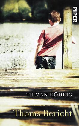 Thoms Bericht Das Buchcover zeigt einen Jungen in einem roten T-Shirt, der von hinten an einem Holzsteg steht und auf einen Gewässerblick schaut. Der Hintergrund ist in sanften, verschwommenen Farben gehalten, die eine melancholische Atmosphäre schaffen. Der Titel „Thoms Bericht“ ist in einer klaren, weißen Schrift am unteren Rand des Covers platziert, während der Autorennamen „Tilman Röhrig“ ebenfalls in Weiß darüber steht. Rechts oben befindet sich das Verlagslogo „Piper“ in weißer Schrift.
