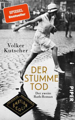 Der stumme Tod Das Buchcover zeigt eine schwarz-weiße Fotografie einer Frau, die in einem fließenden Kleid über eine nasse Straße springt. Die Schriftzüge „DER STUMME TOD“ und „Von der Autor der Romanvorlage zu BABYLON BERLIN“ sind in einer eleganten, goldenen Schrift gehalten. Der Autor „Volker Kutscher“ erscheint in kleinerer Schrift. Oben links befindet sich ein rotes Label mit der Aufschrift „SPIEGEL Bestseller“. Das Cover vermittelt eine Atmosphäre von Dramatik und historischem Flair.