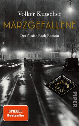 Märzgefallene Das Buchcover zeigt eine düstere, winterliche Stadtansicht mit einer regennassen Straße, die von schwachem Licht erhellt wird. Im Vordergrund sind alte Autos zu sehen. Der Titel „MÄRZGEFALLENE“ steht in goldener Schrift über dem Bild, während der Autorname Volker Kutscher in weißer Schrift darüber platziert ist. Unter dem Titel befindet sich der Zusatz „Der fünfte Rath-Roman“ in schlichtem Schwarz. Ein rotes Feld in der linken unteren Ecke trägt den Text „SPIEGEL Bestseller“.