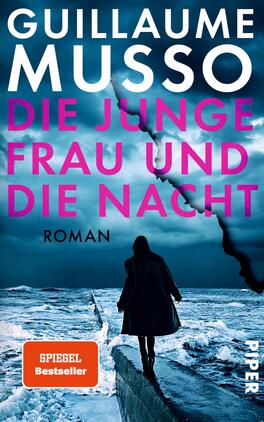 Die junge Frau und die Nacht Das Buchcover zeigt eine dramatische Küstenlandschaft unter einem stürmischen, bewölkten Himmel. Im Vordergrund steht eine Silhouette in einem dunklen Mantel, die auf einem Betonpier steht. Die Haupttitelzeile „DIE JUNGE FRAU UND DIE NACHT“ ist in kräftigem Pink platziert, während der Autorennamen „GUILLAUME MUSSO“ in großen weißen Buchstaben darüber prangt. Am unteren Rand befindet sich der Zusatz „ROMAN“ in kleinerer Schrift. Ein rotes Banner mit dem Text „SPIEGEL Bestseller“ hebt sich durch seine Farbe hervor.
