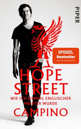 Hope Street Das Buchcover zeigt einen monochromen Hintergrund mit einem zentralen, in Schwarz gekleideten Mann, der lässig steht und zur Seite schaut. Über ihm prangt ein roter, stilisierter Löwe, der dynamisch und kraftvoll wirkt. Der Titel „HOPE STREET“ ist in großen, auffälligen roten Buchstaben platziert. Darunter steht in kleinerer Schriftzug „WIE ICH EINMAL ENGLISCHER MEISTER WURDE“ und der Name „CAMPINO“. Oben rechts befindet sich ein orangefarbener Button mit der Aufschrift „SPIEGEL Bestseller – Jetzt als Taschenbuch“.