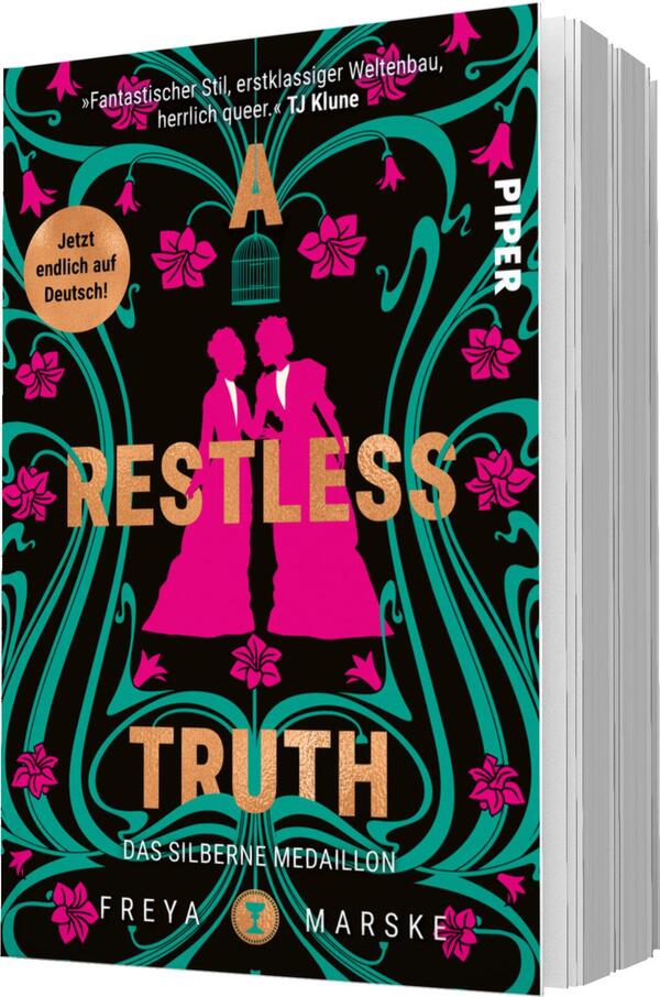 Das Buchcover zeigt auf schwarzem Hintergrund zwei stilisierte Figuren in historischen Kleidern, die einander zugewandt sind. Die Farben Pink und Türkis dominieren das Design, umrahmt von floralen Motiven. Im oberen Bereich steht in großen, goldenen Buchstaben „A RESTLESS TRUTH“, während darunter „DAS SILBERNE MEDAILLON“ in einer klaren, weißen Schrift zu lesen ist. Ein gelber, runder Aufkleber mit dem Text „Jetzt endlich auf Deutsch!“ ist ebenfalls sichtbar. Der Name der Autorin „FREYA MARSKE“ befindet sich am unteren Rand des Covers.