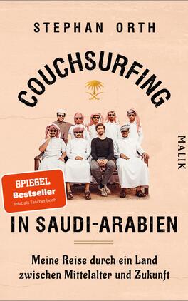 Couchsurfing in Saudi-Arabien Das Buchcover zeigt eine Gruppe von sieben Männern in traditionellen saudi-arabischen Kleidungsstücken, die um einen Mann in einer dunklen Jacke versammelt sind. Der Hintergrund ist in hellen, sandigen Farbtönen gehalten, während die Typografie in kräftigem Schwarz auftritt. Der Titel „COUCHSURFING IN SAUDI-ARABIEN“ ist auffällig platziert, begleitet von dem Hinweis „SPIEGEL Bestseller“ in einer roten Hervorhebung. Der Untertitel „Meine Reise durch ein Land zwischen Mittelalter und Zukunft“ vermittelt einen abenteuerlichen und kulturellen Kontext.