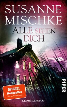 Alle sehen dich Das Buchcover zeigt ein gruseliges, verwittertes Haus im Vordergrund, umgeben von hohem, schattigem Gras. Der Himmel ist in düsteren Lila- und Rottönen gefärbt, was eine bedrohliche Atmosphäre schafft. Der Titel „ALLE SEHEN DICH“ hebt sich in großen, hellen Buchstaben ab. Darunter befindet sich der Autorenname „SUSANNE MISCHKE“ in etwas kleinerer Schrift. In der unteren linken Ecke prangt ein rotes Siegel mit der Aufschrift „SPIEGEL Bestseller – Jetzt als Taschenbuch“. Das Cover vermittelt Spannung und Geheimnis.