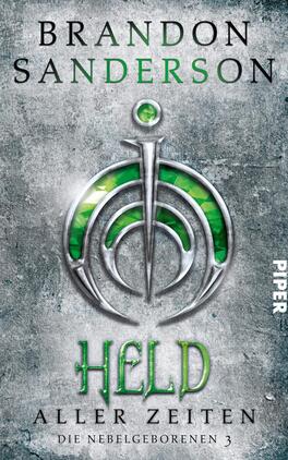 Held aller Zeiten Das Buchcover zeigt auf einem strukturierten, grauen Hintergrund ein zentrales, silbernes Symbol mit einem grünen, kreisrunden Element in der Mitte. Der Titel „Held aller Zeiten“ ist in großen, kräftigen, grünen Buchstaben darunter platziert. Darüber steht der Name des Autors, Brandon Sanderson, in schwarz. Das Cover vermittelt eine mystische und epische Atmosphäre, die mit der dunklen Hintergrundtextur harmoniert. Rechts unten ist das Verlagslogo „Piper“ abgebildet.