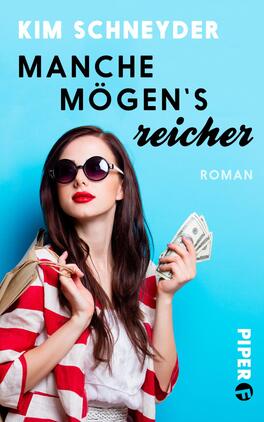 Manche mögen's reicher Das Buchcover zeigt eine Frau mit dunklen, langen Haaren, die mit einer roten und weißen gestreiften Bluse und Sonnenbrillen gekleidet ist. Sie hält mehrere Geldscheine in der Hand. Der Hintergrund ist leuchtend blau, was eine fröhliche Atmosphäre vermittelt. Der Titel „MANCHE MÖGEN‘S reicher“ steht in großen, schwarzen Buchstaben oben, während das Wort „reicher“ in einer geschwungenen Schriftart hervorsticht. Darunter befindet sich der Text „ROMAN“ in kleinerer Schrift. Der Name der Autorin Kim Schneyder ist ebenfalls oben auf dem Cover platziert.
