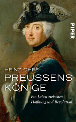 Preußens Könige Das Buchcover zeigt ein Porträt eines preußischen Königs mit einem prächtigen, historischen Gewand und einem aufwendigen Hut. Die Farbpalette umfasst warme Töne und sanfte Kontraste, die den Ausdruck der Figur betonen. Der Titel „Preussens Könige“ von Heinz Ohff ist in einer eleganten, weißen Schrift platziert, während der Untertitel „Ein Leben zwischen Hoffnung und Revolution“ in kleinerer Schrift darunter steht. Das Verlagslogo ist rechts oben in Weiß abgebildet und ergänzt das Gesamtbild ohne abzulenken.