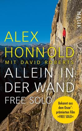 Allein in der Wand – Free Solo Das Buchcover zeigt eine beeindruckende Felswand, an der ein Kletterer in roter Kleidung vertikal hinaufsteigt. Der Hintergrund ist von majestätischen Bergen und einem weiten Himmel geprägt, was eine aufregende, abenteuerliche Stimmung erzeugt. Der Titel „ALLEIN IN DER WAND“ ist in großen, auffälligen, weißen Buchstaben oben platziert. Darunter steht in kleineren, gelben Buchstaben der Zusatz „FREE SOLO“. Ein Kasten in Gelb enthält den Hinweis „Bekannt aus dem Oscar®-prämierten Film „FREE SOLO““.