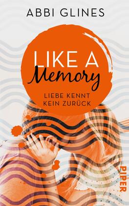 Like a Memory – Liebe kennt kein Zurück Das Buchcover zeigt ein romantisches Motiv, auf dem sich zwei Personen umarmen. Im Vordergrund dominiert ein leuchtendes Orange, das einen kreisförmigen Hintergrund mit dem Titel „LIKE A Memory“ in großer, weißer Schrift und „Liebe kennt kein zurück“ in handschriftlicher, schwarzer Schrift umgibt. Wellenartige Strukturen in sanften Farben verlaufen diagonal über das Cover. Oben ist der Name der Autorin „Abbi Glines“ in schwarzer Schrift platziert, während am unteren Rand das Verlagslogo „PIPER“ sichtbar ist.