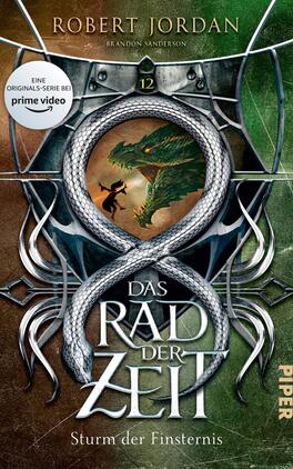 Das Rad der Zeit 12 Das Buchcover zeigt eine fantasievolle Szenerie mit einem grünen Drachen und einem Silhouettenbild eines kämpfenden Charakters vor einem ovalen Hintergrund. Die Farben reichen von Dunkelgrün und Braun bis zu metallischen Akzenten. Im oberen Bereich prangt der Titel „DAS RAD DER ZEIT“ in großen, weißen Buchstaben. Darunter steht der Untertitel „Sturm der Finsternis“ in kleinerer Schrift. Oben links befindet sich ein blauer Sticker mit dem Text „EINE ORIGINAL-SERIE BEI prime video“.