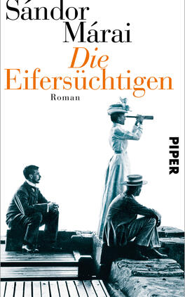 Die Eifersüchtigen Das Buchcover zeigt eine stilisierte Schwarz-Weiß-Fotografie mit einem starken Kontrast. In der Mitte steht eine Frau in historischer Kleidung, die mit einem Fernglas in die Ferne schaut. Links ist ein Mann in einer dunklen Jacke zu sehen, der entspannt auf einem Holzsteg sitzt. Der Titel „Die Eifersüchtigen“ von Sándor Márai ist in prägnantem Orange, groß und modern, platziert. Darunter steht das Wort „Roman“ in kleinerer Schrift. Das Verlagslogo „PIPER“ befindet sich rechts unten.