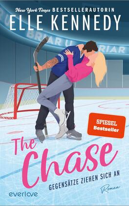 The Chase – Gegensätze ziehen sich an Das Buchcover zeigt ein romantisches Motiv in einer Eishockeyarena, wo ein Paar in einer leidenschaftlichen Umarmung dargestellt ist. Die Frau trägt ein pinkes Kleid, während der Mann in sportlicher Kleidung mit Eishockeyschläger abgebildet ist. Der Hintergrund erscheint in kühlen Blau- und Grüntönen. Oben steht in weißen Buchstaben „The Chase“. Der Zusatz „Gegensätze ziehen sich an“ ist in pinker Schrift hervorgehoben, und der Hinweis „SPIEGEL Bestseller“ ist auf einem oranges Hintergrund platziert. Autorin ist Elle Kennedy.