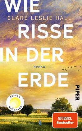 Wie Risse in der Erde Das Buchcover zeigt eine malerische Landschaft mit sanften Hügeln unter einem farbenfrohen Himmel, der in warmen Gelb- und Blautönen leuchtet. In der Mitte des Covers steht der Titel „WIE RISSE IN DER ERDE“ in großen, weißen Buchstaben. Darunter befindet sich der Text „ROMAN“ in einer kleineren, dezenten Schrift. Der Autor „CLARE LESLIE HALL“ ist ebenfalls in kleinerer Schrift platziert. In der oberen linken Ecke ist ein gelbes Emblem mit dem Text „REESE'S BOOK CLUB“ abgebildet, während sich am unteren Rand ein rotes Feld mit dem Wort „SPIEGEL Bestseller“ befindet.
