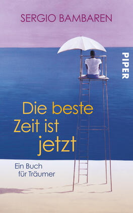Die beste Zeit ist jetzt Das Buchcover zeigt einen Mann, der auf einem hohen Holzpodest sitzt und unter einem weißen Sonnenschirm auf das ruhige, blau-lilafarbene Wasser blickt. Der Himmel ist in sanften Lila- und Blautönen gehalten, was eine friedliche Atmosphäre schafft. Der Titel „Die beste Zeit ist jetzt“ steht in gelber Schrift, unterstrichen von der Unterzeile „Ein Buch für Träumer“, die in kleinerer Schrift wie die Autorennamen „Sergio Bambaren“ oben platziert ist. Der Verlagsname „PIPER“ ist rechts am Rand sichtbar.