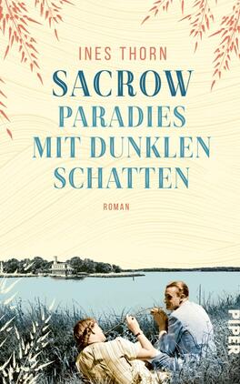 Sacrow – Paradies mit dunklen Schatten Das Buchcover zeigt eine sommerliche Landschaft mit einem Fluss im Vordergrund. Zwei Personen sitzen entspannt am Ufer, umgeben von Weiden und Gräsern. Der Titel „SACROW PARADIES MIT DUNKLEN SCHATTEN“ ist in großen, auffälligen Buchstaben in Blau gehalten, während der Untertitel „Roman“ in kleinerer roter Schrift erscheint. Die Farbpalette des Covers ist sanft, mit hellen, warmen Tönen, die eine nostalgische Atmosphäre schaffen. Oben befindet sich der Autorinnenname „INES THORN“ in einer eleganten Schriftart.