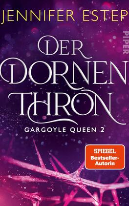 Der Dornenthron Das Buchcover zeigt einen dunklen, verwunschenen Hintergrund in lila- und pinktönen, der eine geheimnisvolle Atmosphäre erzeugt. Im Vordergrund sind stachelige Dornen abgebildet, die die Thematik des Buches unterstreichen. Der Titel „DER DORNEN THRON“ ist in eleganter, verschnörkelter Schrift in Weiß gehalten, während die Unterzeile „Gargoyle Queen 2“ in dezentem Schwarz erscheint. Oben ist der Name der Autorin „Jennifer Estep“ in großen, goldenen Buchstaben zu sehen. Ein rotes Label klärt darüber auf, dass sie „SPIEGEL-Bestseller-Autorin“ ist.