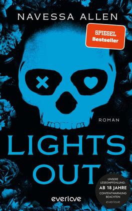 Lights Out Das Buchcover zeigt einen schwarzen Hintergrund, der mit stilisierten, blauen Rosenmotiven durchzogen ist. Im Fokus steht ein großes, graues Totenkopf-Design, dessen Augen durch ein Kreuz und ein Herz ersetzt sind. Der Titel „LIGHTS OUT“ ist prominent in leuchtendem Blau, unterhalb steht der Schriftzug „Roman“ in kleinerer, heller Schrift. An der oberen Ecke ist der Name der Autorin, Navessa Allen, in Weiß platziert. Die insgesamt düstere, aber farbenfrohe Atmosphäre vermittelt Spannung und ein Gefühl von Mystik.