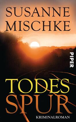 Todesspur Das Buchcover zeigt eine dramatische Landschaft mit einem Sonnenuntergang, der den Himmel in warmen Orange- und Gelbtönen einfärbt. In der unteren Hälfte sind stilisierte Gleise zu sehen, die in die Ferne führen und eine geheimnisvolle Atmosphäre vermitteln. Der Titel „TODESSPUR“ ist in großen, gelben Buchstaben gehalten, während der Name der Autorin „SUSANNE MISCHKE“ in schwarzer Schrift obendrüber platziert ist. Rechts unten steht der Hinweis „KRIMINALROMAN“ in kleinerer Schrift.
