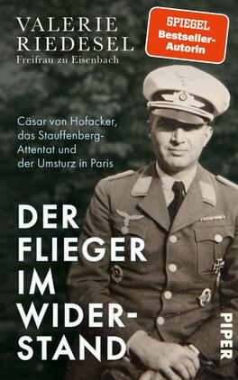 Der Flieger im Widerstand Das Buchcover zeigt einen schwarz-weißen Fotohintergrund mit einem Porträt eines Mannes in Uniform, der lächelt. In großen, weißen Buchstaben steht der Titel „DER FLIEGER IM WIDERSTAND“ auf der linken Seite. Unter dem Titel sind kleinere, weiße Schriftzüge mit dem Untertitel „Cäsar von Hofacker, das Stauffenberg-Attentat und der Umsturz in Paris“ zu sehen. Oben rechts befindet sich ein rotes Label mit dem Text „SPIEGEL Bestseller-Autorin“. Unten ist das Verlagslogo „PIPER“ in schwarzer Schrift.