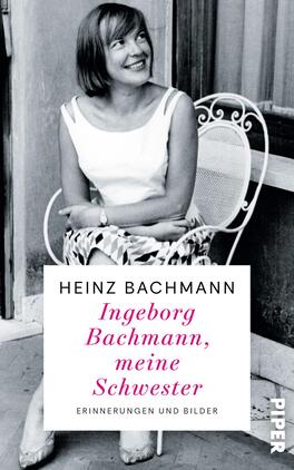 Ingeborg Bachmann, meine Schwester Das Buchcover zeigt eine Schwarz-Weiß-Photographie einer lächelnden Frau mit schulterlangem Haar, die auf einem weißen Stuhl sitzt. Im Hintergrund sind Teile einer hellen Wand und ein weiterer Stuhl zu erkennen. Der Titel „Ingeborg Bachmann, meine Schwester“ ist in pinker Schrift mit einer klaren, modernen Typografie mittig platziert. Darüber steht der Autorennamen „Heinz Bachmann“ in schwarz. Am unteren Rand des Covers sind die Worte „Erinnerungen und Bilder“ in kleinerer Schriftgröße zu finden.