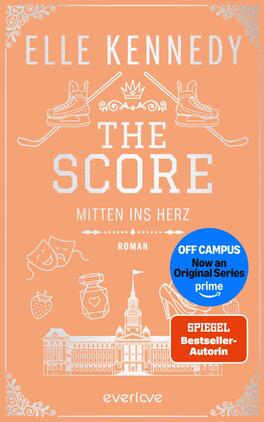 The Score – Mitten ins Herz Das Buchcover zeigt einen pastellkorallenfarbenen Hintergrund mit weißer, dekorativer Randornamentik und filigranen Illustrationen (Eishockeyschlittschuhe und -schläger, Krone, Masken, Erdbeere, Glas mit Herz, Pumps, klassisches Universitätsgebäude). Oben steht der Autorinnenname „ELLE KENNEDY“ in Großbuchstaben, mittig der Titel „THE SCORE“ in blockiger Sans-Serif-Typografie, darunter „MITTEN INS HERZ“. Rechts zwei Aufkleber: blauer Kreis „OFF CAMPUS Now an Original Series prime“ und oranger Rechtecksticker „SPIEGEL Bestseller-Autorin“. Atmosphärisch verspielt und romantisch-akademisch.