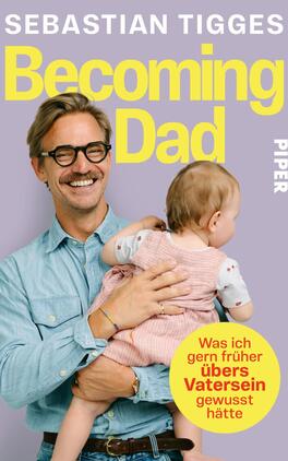 Becoming Dad Das Buchcover zeigt einen lächelnden Mann mit Brille, der ein Kleinkind auf dem Arm hält. Der Mann trägt ein hellblaues Hemd und hat eine bunte Bastel-Dekoration an seinem Hemd befestigt. Im Hintergrund ist eine sanfte, helllila Farbe zu sehen. Der Titel „Becoming Dad“ ist in großen, auffälligen, gelben Buchstaben platziert. Unten auf dem Cover steht der Untertitel „Was ich gern früher übers Vatersein gewusst hätte“ in kleinerer, schwarzer Schrift. Das Verlagslogo „PIPER“ ist in der rechten oberen Ecke sichtbar.