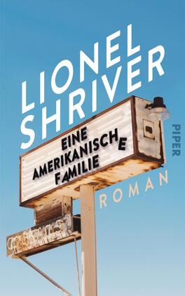 Eine amerikanische Familie Das Buchcover zeigt einen hellblauen Himmel als Hintergrund, auf dem ein gelbes, beleuchtetes Schild prominent zu sehen ist. In großen, weißen Buchstaben steht der Name der Autorin „LIONEL SHRIVER“ oben, während darunter der Titel „EINE AMERIKANISCHE FAMILIE“ in Schwarz erscheint. Der Schriftzug „ROMAN“ ist in einer kleineren Größe in der unteren rechten Ecke platziert. Die Farben und die Typografie vermitteln eine moderne und klare Atmosphäre.