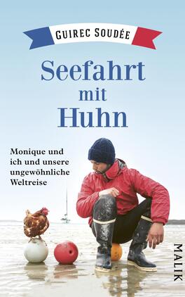 Seefahrt mit Huhn Das Buchcover zeigt einen Mann in einem roten Mantel und einem blauen Hut, der auf einem sandigen Strand steht. Neben ihm sitzt ein Huhn. Der Hintergrund zeigt das Meer und einen kleinen Segelboot. Der Titel „Seefahrt mit Huhn“ ist in großen blauen Buchstaben prominent platziert. Darunter steht der Untertitel „Monique und ich und unsere ungewöhnliche Weltreise“ in kleinerer Schrift. Oben am Cover befindet sich ein rotes und blaues Banner mit dem Namen des Autors „Guirec Soudée“.
