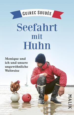 Das Buchcover zeigt einen Mann in einem roten Mantel und einem blauen Hut, der auf einem sandigen Strand steht. Neben ihm sitzt ein Huhn. Der Hintergrund zeigt das Meer und einen kleinen Segelboot. Der Titel „Seefahrt mit Huhn“ ist in großen blauen Buchstaben prominent platziert. Darunter steht der Untertitel „Monique und ich und unsere ungewöhnliche Weltreise“ in kleinerer Schrift. Oben am Cover befindet sich ein rotes und blaues Banner mit dem Namen des Autors „Guirec Soudée“.
