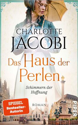 Das Haus der Perlen – Schimmern der Hoffnung Das Buchcover zeigt eine elegante Frau in historischer Kleidung mit einem Sonnenschirm, die in die Ferne blickt. Sie steht vor einer malerischen Stadtansicht mit historischen Gebäuden. Die Farbpalette umfasst sanfte Blau- und Brauntöne, die eine nostalgische Atmosphäre erzeugen. Der Titel „Das Haus der Perlen“ ist in großer, orangefarbener Schrift dargestellt, während der Untertitel „Schimmern der Hoffnung“ in kleinerer, grauer Schrift erscheint. Der Name der Autorin, Charlotte Jacobi, ist prominent platziert.