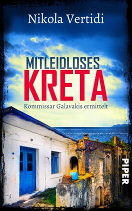 Mitleidloses Kreta Das Buchcover zeigt eine Küstenlandschaft von Kreta mit einem alten, verwitterten Gebäude im Vordergrund. Die Wände des Hauses sind in hellem Weiß gehalten, während die Fenster blau sind. Im Hintergrund erstreckt sich der Himmel in verschiedenen Blautönen mit dramatischen Wolken. Der Titel „MITLEIDLOSES KRETA“ ist in großen, roten Buchstaben prominent platziert, während der Untertitel „Kommissar Galavakis ermittelt“ in kleineren, weißen Buchstaben darunter steht. Der Verlag PIPER ist ebenfalls in einem schlichten Design in der unteren rechten Ecke abgebildet.