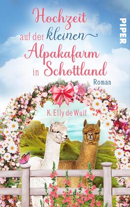 Romantic Skye - Hochzeit auf der kleinen Alpakafarm in Schottland Das Buchcover zeigt zwei Alpakas, die vor einer blühenden Blumenbogen stehen, umgeben von einer malerischen schottischen Landschaft mit sanften Hügeln. Der Titel „Hochzeit auf der kleinen Alpakafarm in Schottland“ ist in verspielter, roter Typografie platziert. Unterhalb des Titels steht der Name der Autorin, K. Elly deWulf, in einer schlichteren Schrift. Eine pinkfarbene Schleife verleiht dem Cover eine festliche Note. Die Gesamtatmosphäre strahlt Romantik und Idylle aus.