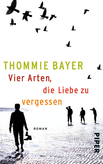 Das Buchcover zeigt eine melancholische Küstenlandschaft in sanften Grautönen. Silhouetten von Menschen sind am Strand zu sehen, während Vögel am klaren Himmel fliegen. Der Titel „Vier Arten, die Liebe zu vergessen“ ist in lebendigen Farben – grün und rot – prominent platziert. Der Autorname „THOMMIE BAYER“ steht darüber in kräftigem Grün. Die Typografie ist modern und klar, der Untertitel „Roman“ ist dezent in kleinerer Schrift angefügt.