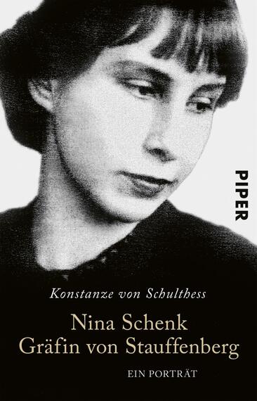 Das Buchcover zeigt ein Porträt einer Frau, die nachdenklich in einem eleganten Outfit blickt. Der Hintergrund ist in Schwarz gehalten, was die zentrale Figur betont. Der Titel „Nina Schenk Gräfin von Stauffenberg“ ist in großen, weißen Buchstaben am unteren Rand platziert, während der Untertitel „Ein Porträt“ kleiner darunter steht. Der Name der Autorin „Konstanze von Schultheß“ erscheint in feiner, heller Schrift unter dem Titel. Das Gesamtbild vermittelt eine stilvolle und ernste Atmosphäre.