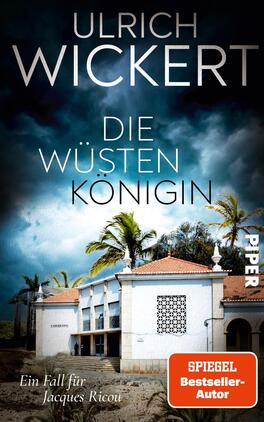 Die Wüstenkönigin Das Buchcover zeigt ein dramatisches Motiv mit einem stürmischen, dunklen Himmel und einer Atmosphäre von Geheimnis. Im Vordergrund ist ein weißes Gebäude mit filigranen Fensterelementen und einem roten Dach zu sehen, umgeben von grünen Palmen. Der Titel „DIE WÜSTEN KÖNIGIN“ steht in großen, weißen Buchstaben unter dem Autorennamen „ULRICH WICKERT“, der oben platziert ist. In der unteren rechten Ecke befindet sich ein rotes Feld mit dem Text „SPIEGEL-Bestseller-Autor“.