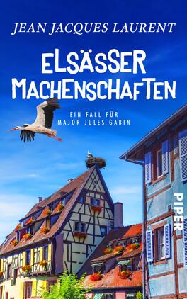 Elsässer Machenschaften Das Buchcover zeigt eine malerische Straßenansicht mit traditionellen elsässischen Fachwerkhäusern, deren Fenster mit blühenden Blumen geschmückt sind. Ein Storch fliegt über die Szene, während der klare blaue Himmel eine fröhliche Atmosphäre vermittelt. Der Titel „ELSÄSSER MACHENSCHAFTEN“ ist in großen, weißen Buchstaben oben platziert, ergänzt durch den Autorennamen Jean Jacques Laurent. Unten steht in kleinerer Schrift „Ein Fall für Major Jules Gabin“. Das Cover vermittelt einen lebendigen, einladenden Eindruck.