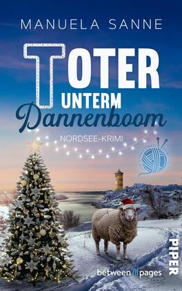 Toter unterm Dannenboom Das Buchcover zeigt eine winterliche Nordsee-Landschaft mit einem dekorierten Weihnachtsbaum im Vordergrund. Im Hintergrund ist ein Leuchtturm entlang der Küste zu sehen. Der Titel „Tofer unterm Dannenboom“ erscheint in großen, weißen Buchstaben, wobei „Tofer“ in einer verschnörkelten Schriftart hervorgehoben ist. Unter dem Titel steht der Zusatz „Nordsee-Krimi“. Die Farben sind überwiegend sanftes Blau und Weiß, was eine ruhige, festliche Atmosphäre vermittelt. Das Cover enthält zudem ein grafisches Element in Form eines Wollknäuels.