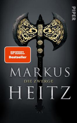 Die Zwerge Das Buchcover zeigt eine imposante, kunstvoll verzierte Doppeläxte vor einem dunklen, einfarbigen Hintergrund. Die Äxte sind in Schwarz und Gold gehalten und strahlen eine kraftvolle Eleganz aus. Der Titel „DIE ZWERGE“ von Markus Heitz ist in großen, silbernen Buchstaben in der Mitte platziert, während der Autorname „MARKUS HEITZ“ darunter in etwas kleinerer Schrift erscheint. Ein rotes, rechteckiges Label mit der Aufschrift „SPIEGEL Bestseller“ befindet sich in der oberen linken Ecke des Covers.