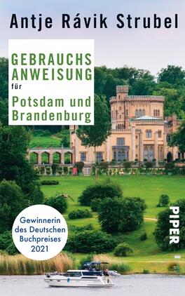 Gebrauchsanweisung für Potsdam und Brandenburg Das Buchcover zeigt eine malerische Ansicht eines Schlosses, umgeben von grünen Bäumen und Wiesen, mit einem Boot auf einem ruhigen Gewässer im Vordergrund. Der Himmel ist blau und klar. Der Titel „GEBRAUCHSANWEISUNG für Potsdam und Brandenburg“ erscheint in großer, grüner Schrift auf weißem Hintergrund. Darunter steht der Name der Autorin, Antje Rávik Strubel, in schwarzer Schrift. Am unteren Rand befindet sich ein Hinweis „Gewinnerin des Deutschen Buchpreises 2021“ in einer markanten, grauen Schrift. Das Verlagslogo „PIPER“ ist in der unteren rechten Ecke platziert.