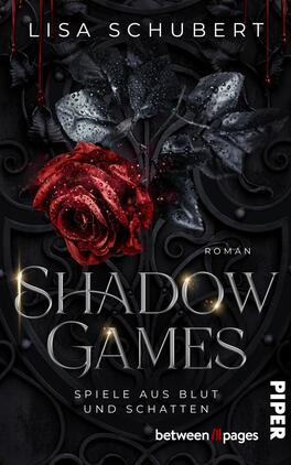 Shadow Games. Spiele aus Blut und Schatten Das Buchcover zeigt eine stilisierte, dunkle Hintergrundgestaltung mit floralen Elementen. Im Mittelpunkt befindet sich eine große, rot glühende Rose, die mit Tropfen versehen ist, was einen blutigen Effekt erzeugt. Der Titel „SHADOW GAMES“ ist in eleganter, verschnörkelter Typografie in Silber unterhalb der Rose platziert. Darunter steht der Untertitel „Spiele aus Blut und Schatten“ in einer schlichteren Schrift. Oben sind der Name der Autorin, Lisa Schubert, und der Verlag Piper auf einem dunklen Untergrund zu sehen.