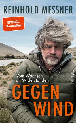 Gegenwind Das Buchcover zeigt einen portraitierten Mann mit zotteligem Haar, der ernst in die Kamera blickt. Er trägt eine grüne Jacke und steht vor einer naturnahen Landschaft mit einem Gewässer und Bergen im Hintergrund. Oben befinden sich die Worte „REINHOLD MESSNER“ in schwarzer Schrift. Darunter steht in orange „GEGEN WIND“, das einem starken Kontrast zur Umgebung bietet. Untertitel in kleinerer Schrift lautet „Vom Wachsen an Widerständen“. Ein rotes Label im oberen linken Bereich trägt den Text „SPIEGEL Bestseller“.