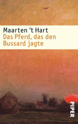 Das Pferd, das den Bussard jagte Das Buchcover zeigt eine geschmackvolle, sanfte Farbgebung in warmen Orange- und Gelbtönen, die eine nostalgische Atmosphäre schafft. Im Hintergrund sind verschwommene Silhouetten von Gebäuden und Bäumen zu sehen, die in einem ländlichen Setting verortet sind. Der Titel „Das Pferd, das den Bussard jagte“ und der Autor Maarten ’t Hart sind in einer klaren, modernen Schriftart in Weiß und Schwarz gehalten. Die gesamte Gestaltung vermittelt eine ruhige, nachdenkliche Stimmung.