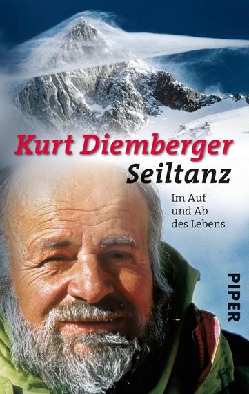 Das Buchcover zeigt ein Porträt von Kurt Diemberger, ergänzt durch schneebedeckte Bergspitzen im Hintergrund. Die Farbpalette umfasst vorwiegend kühle Blautöne, die die Berglandschaft hervorheben, sowie warme Hauttöne im Gesicht des Porträts. Der Titel „Seiltanz“ ist in kräftigem Rot und Schwarz angeordnet. Darunter steht der Untertitel „Im Auf und Ab des Lebens“ in schlichter Schrift. Am unteren rechten Rand befindet sich das Logo des Verlags „PIPER“.