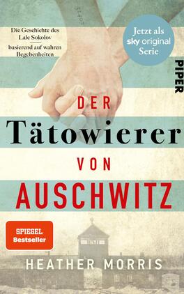 Der Tätowierer von Auschwitz Das Buchcover zeigt eine melancholische und eindringliche Szenerie mit drei horizontalen Streifen in sanften Blau- und Beigetönen. In der oberen Hälfte sind zwei Hände zu sehen, die sich berühren. Der Titel „DER TÄTOWIERER VON AUSCHWITZ“ steht in großen, schwarzen Buchstaben, während „AUSCHWITZ“ in roter Schrift hervorgehoben ist. Unter dem Titel befindet sich der Hinweis „Die Geschichte des Lale Sokolov basierend auf wahren Begebenheiten“. Am oberen Rand ist ein blauer Kreis mit dem Text „Jetzt als sky original Serie“ und das orangefarbene „SPIEGEL Bestseller“-Logo. Der Name der Autorin, „Heather Morris“, steht am unteren Rand in kleinerer Schrift.