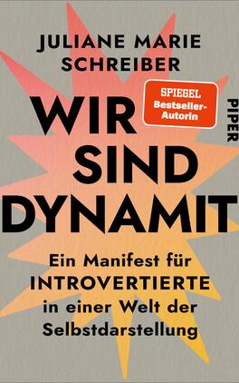 Wir sind Dynamit Das Buchcover zeigt einen hellen Hintergrund mit dynamischen, leuchtenden Farbakzenten in Rot, Gelb und Blau. In großen, schwarzen Buchstaben steht der Titel „WIR SIND DYNAMIT“ mittig platziert, gefolgt von dem Untertitel „Ein Manifest für INTROVERTIERTE in einer Welt der Selbstdarstellung“, der in kleinerer Schrift gehalten ist. Oben steht der Name „JULIANE MARIE SCHREIBER“ und darunter die Kennzeichnung „SPIEGEL Bestseller-Autorin“. Das Verlagslogo „PIPER“ befindet sich in der unteren Ecke. Die Gestaltung vermittelt eine energiegeladene und selbstbewusste Atmosphäre.