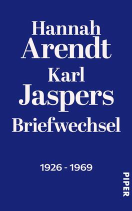Briefwechsel Das Buchcover zeigt einen tiefblauen Hintergrund, auf dem die Namen „Hannah Arendt“ und „Karl Jaspers“ in großen, weißen, serifenlosen Buchstaben prominente Platz finden. Darunter steht in etwas kleinerer Schrift „Briefwechsel“ ebenfalls in Weiß. Am unteren Rand ist die Jahreszahl „1926 - 1969“ zu sehen. Das Cover vermittelt eine sachliche und intellektuelle Atmosphäre und ist schlicht, aber wirkungsvoll gestaltet.