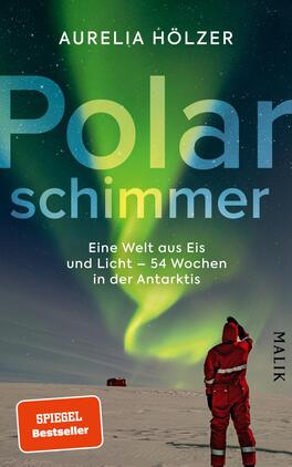 Polarschimmer Das Buchcover zeigt eine eindrucksvolle Polarlicht-Szene in lebhaften Grüntönen, die den Nachthimmel erleuchtet. Im Vordergrund steht eine Person in roter Kleidung, die in die Himmelserscheinung blickt. Der Titel „Polarschimmer“ ist in großen, modernen Buchstaben in Weiß-Platin gehalten, während der Untertitel „Eine Welt aus Eis und Licht – 54 Wochen in der Antarktis“ in einer kleineren Schrift darunter angeordnet ist. Das Verlagslogo „Malik“ befindet sich am rechten unteren Rand. Die gesamte Atmosphäre vermittelt ein Gefühl von Abenteuer und Erkundung.