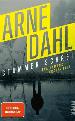 Stummer Schrei Das Buchcover zeigt eine düstere, neblige Landschaft mit einem stillen Gewässer, in dem sich der Himmel spiegelt. Der Titel „ARNE DAHL“ in kräftigem Gelb ist dominant platziert. Darunter steht der Schriftzug „STUMMER SCHREI“ in weißer, markanter Schrift. Am unteren Rand des Covers befindet sich der Zusatz „EVA NYMANS ERSTER FALL“ in kleinerer Schrift. Der Hintergrund ist in grauen und blauen Tönen gehalten, was eine Spannung erzeugt. Ein rotes Siegelsymbol weist auf den „SPIEGEL Bestseller“ hin.