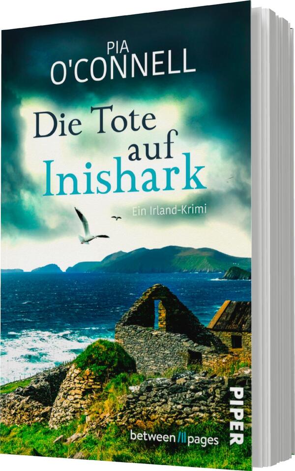 Das Buchcover zeigt eine dramatische Küstenlandschaft von Inishark, umgeben von stürmischem Himmel in dunklen Blau- und Grüntönen. Im Vordergrund sind Ruinen eines alten Steinhaues sichtbar, während ein fliegender Vogel über das Wasser schwebt. Der Titel „Die Tote auf Inishark“ ist in großen, weißen Buchstaben hervorgehoben, während der Untertitel „Ein Irland-Krimi“ in kleineren, blassen Buchstaben darunter steht. Der Name der Autorin, Pia O'Connell, erscheint oben auf dem Cover.